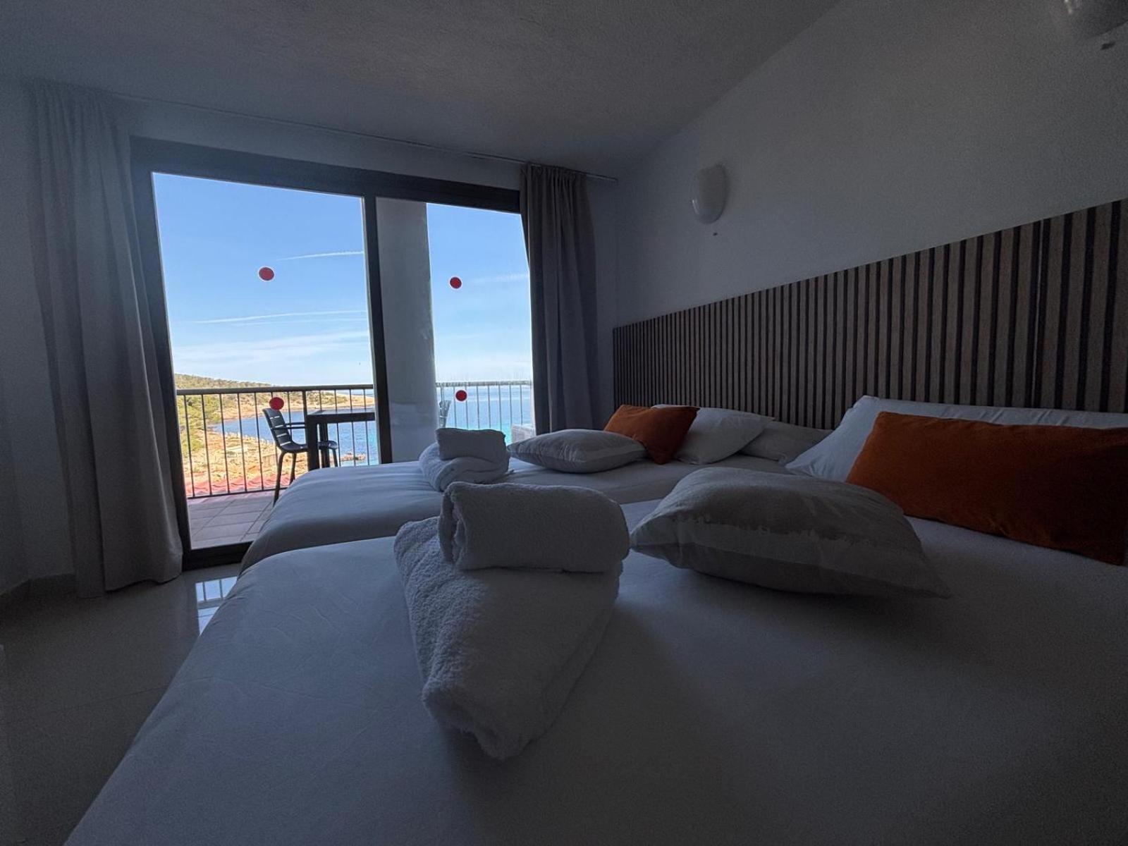 Es Grop Apartamentos Portinatx Kültér fotó